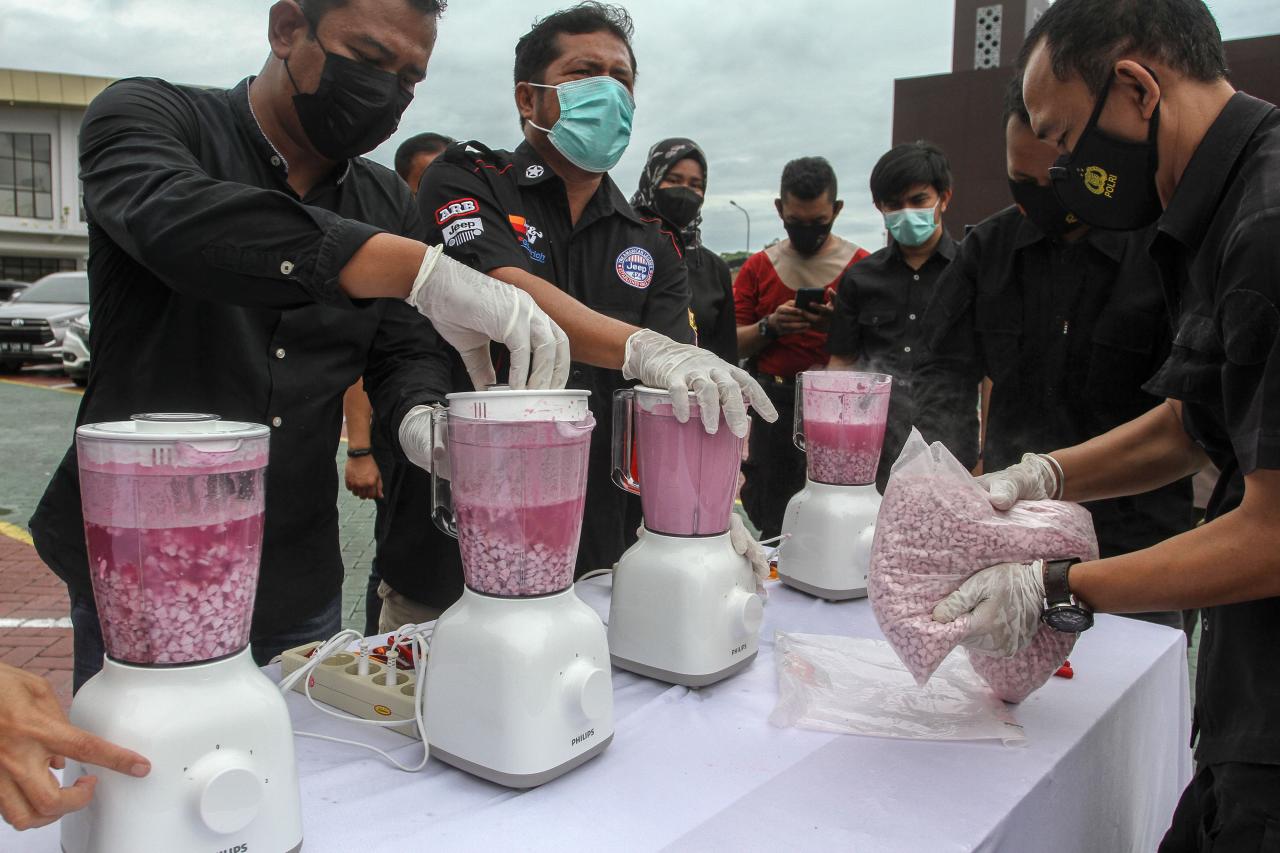 Polda Riau Musnahkan...