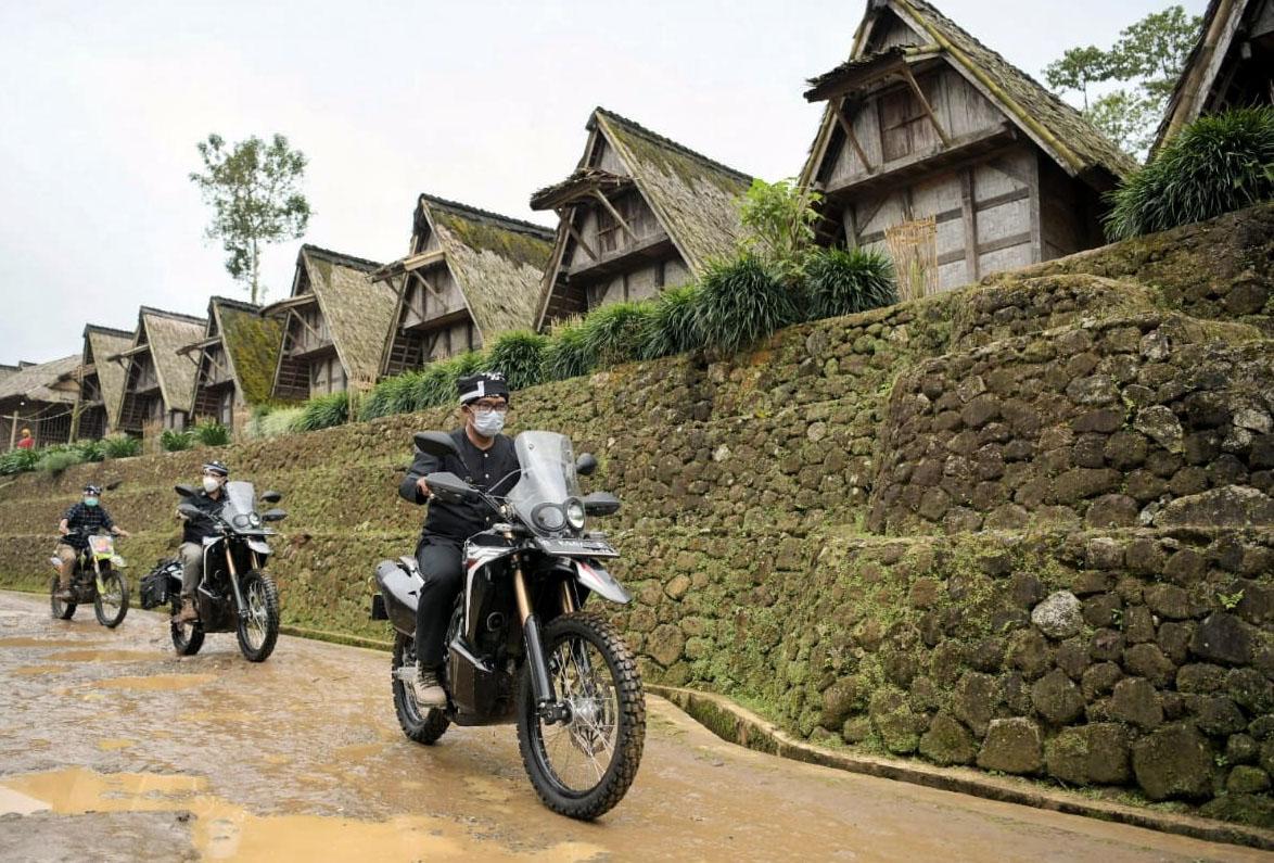 Kang Emil Sapa Masyarakat...