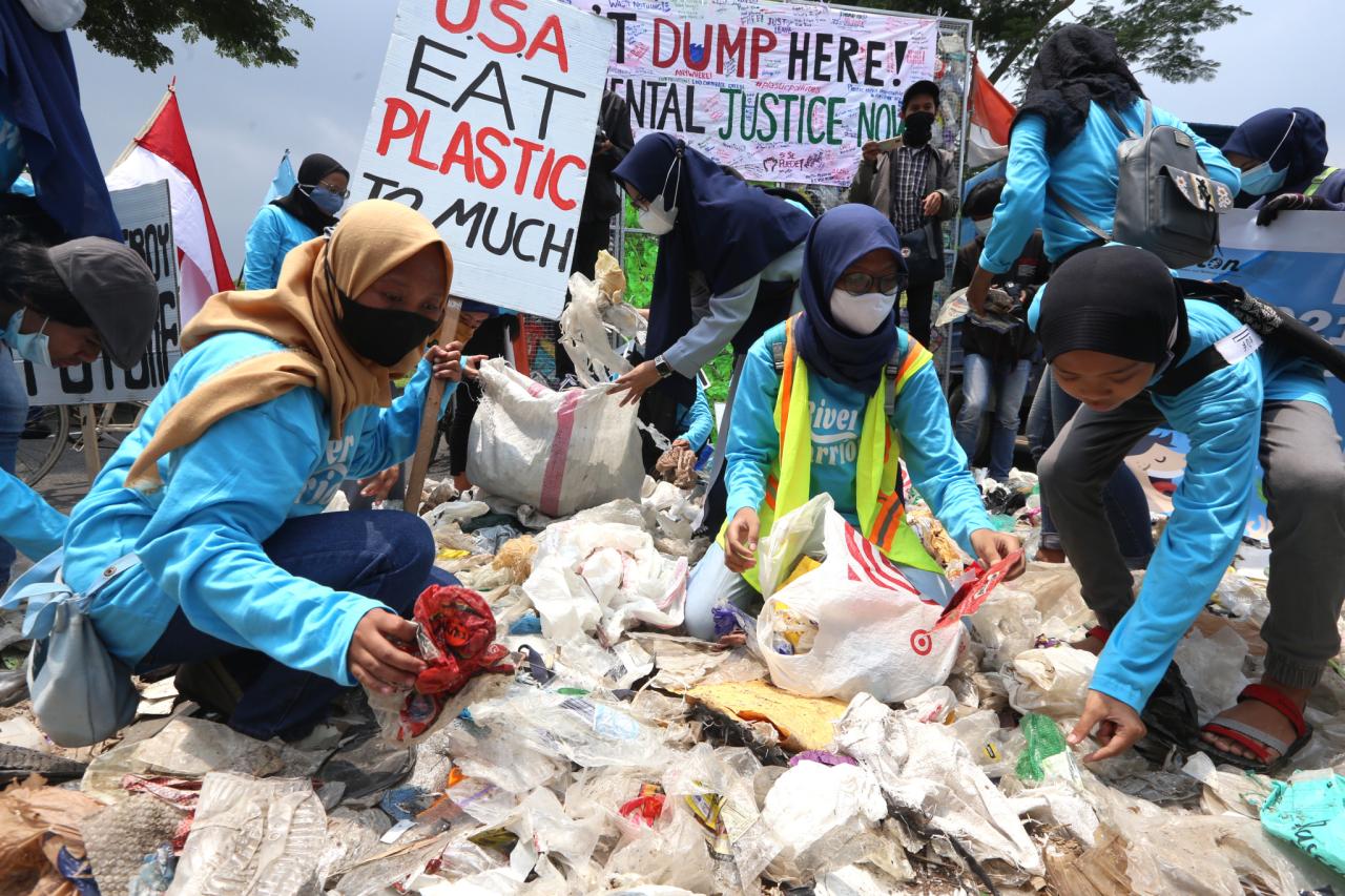 Protes Sampah dari Amerika,...