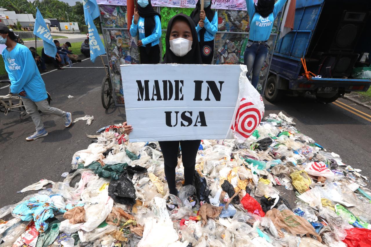 Protes Sampah dari Amerika,...