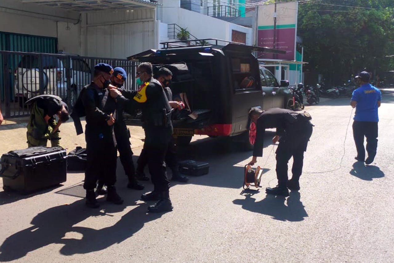 Polisi Evakuasi Benda...