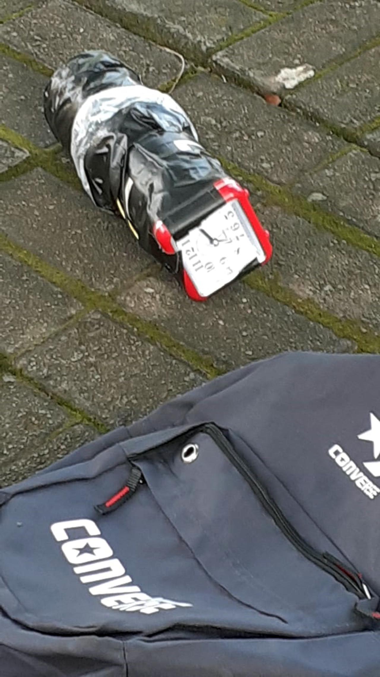 Polisi Evakuasi Benda...