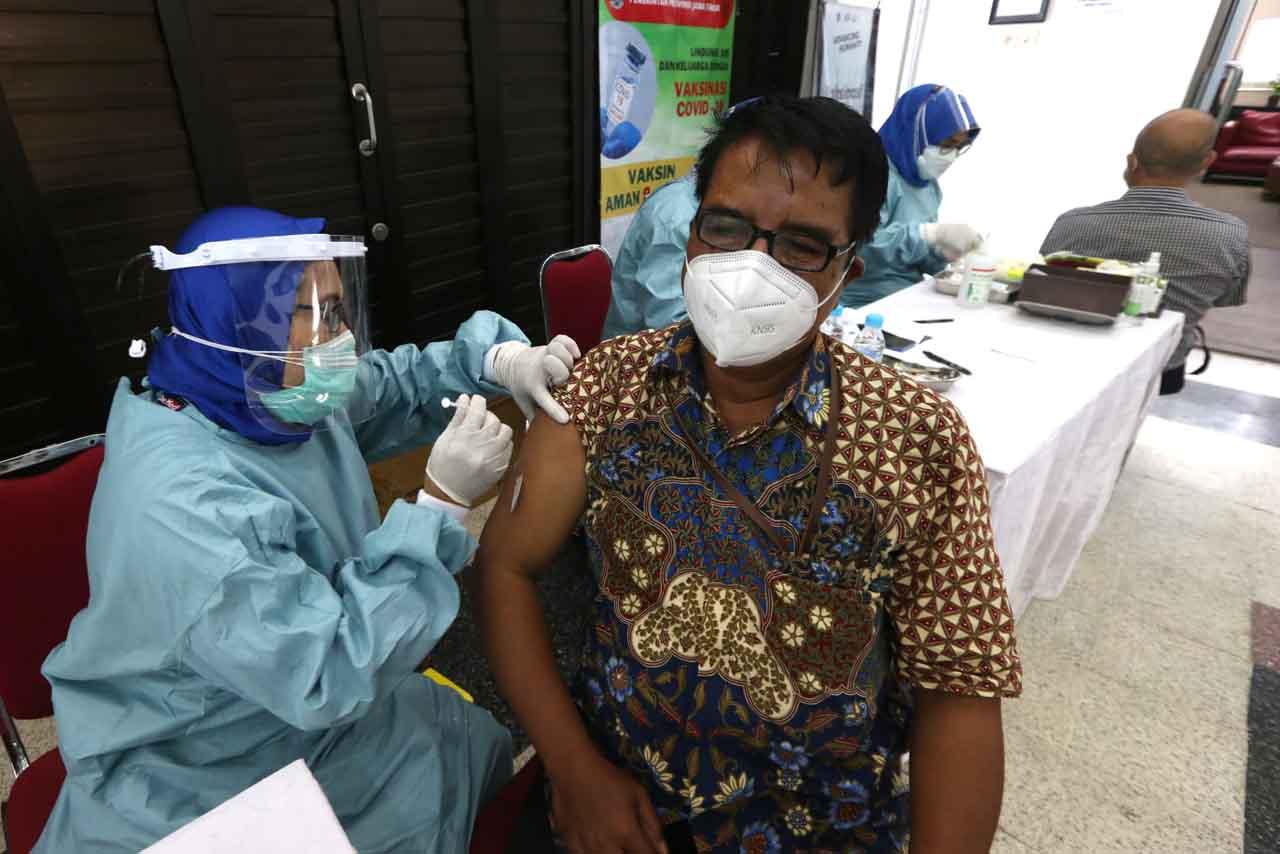 Dosen dan Tenaga Kependidikan...