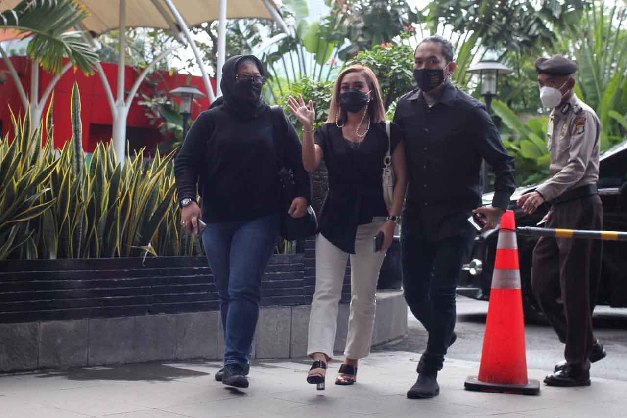 Bernuansa Hitam Putih,...