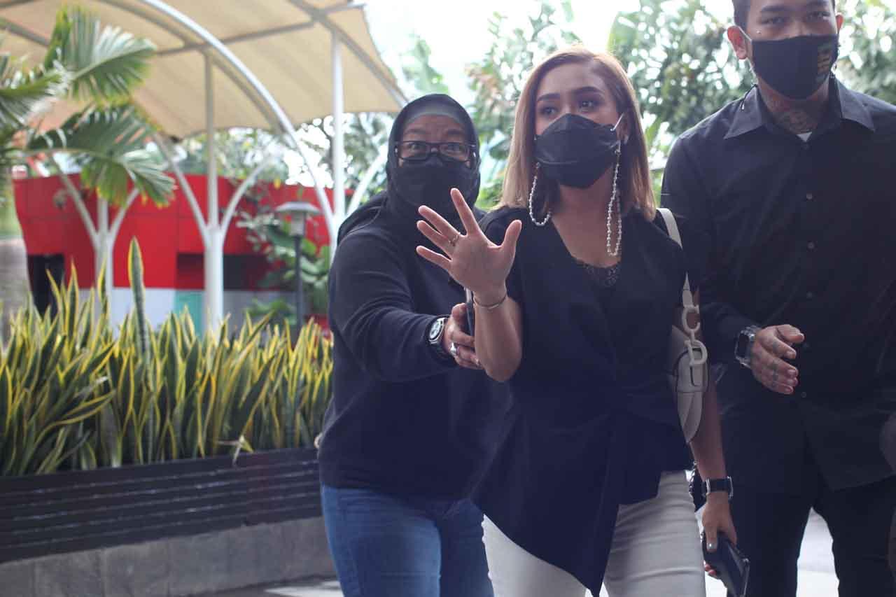 Bernuansa Hitam Putih,...