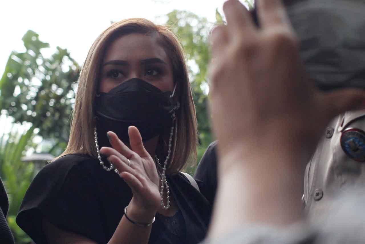 Bernuansa Hitam Putih,...