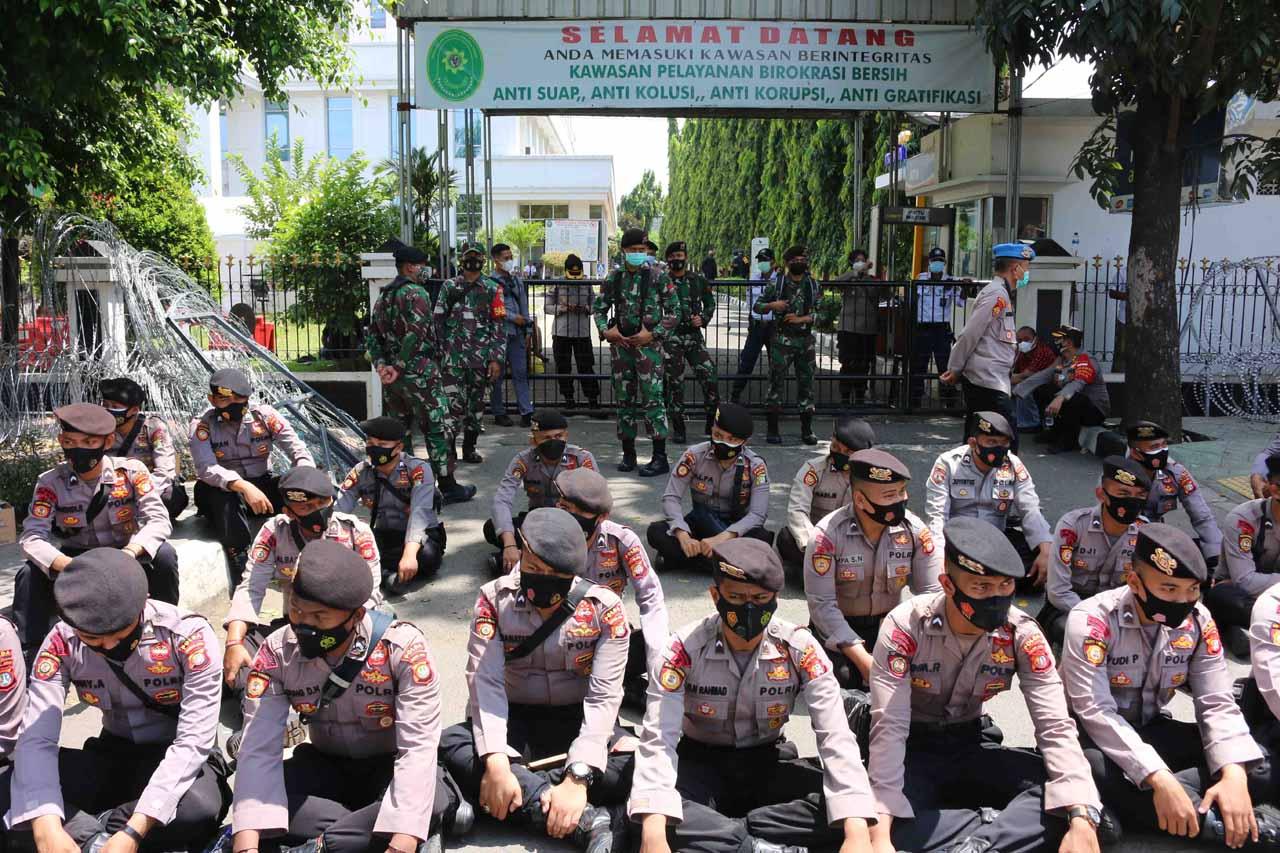 Kawal Sidang Habib Rizieq,...