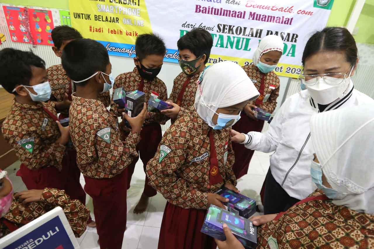 XL Axiata Serahkan 500...
