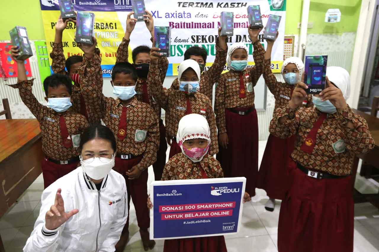 XL Axiata Serahkan 500...