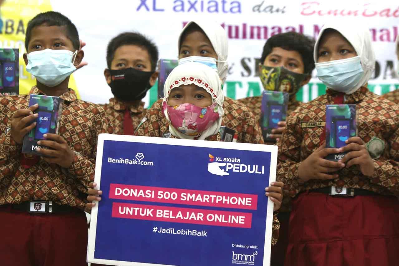 XL Axiata Serahkan 500...