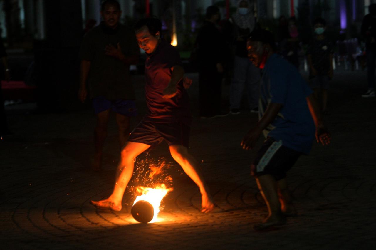 Sepak Bola Api Meriahkan...
