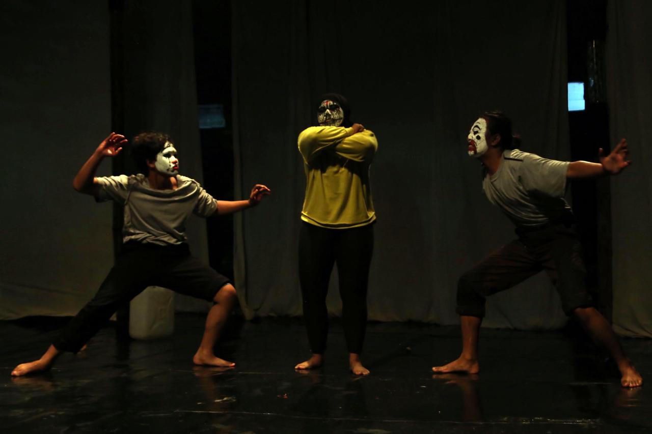 Teater 2-puluh Pentaskan...