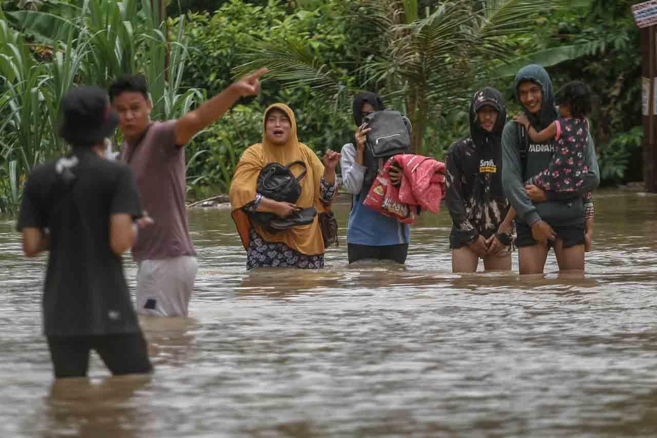 Banjir 1,5 Meter Rendam...