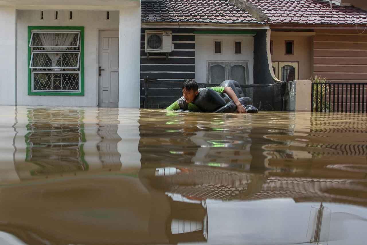 Banjir 1,5 Meter Rendam...