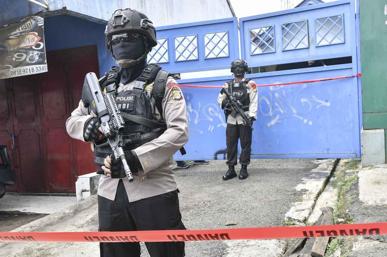 Polisi Geledah Rumah...