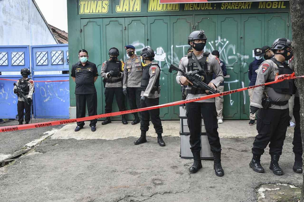 Polisi Geledah Rumah...