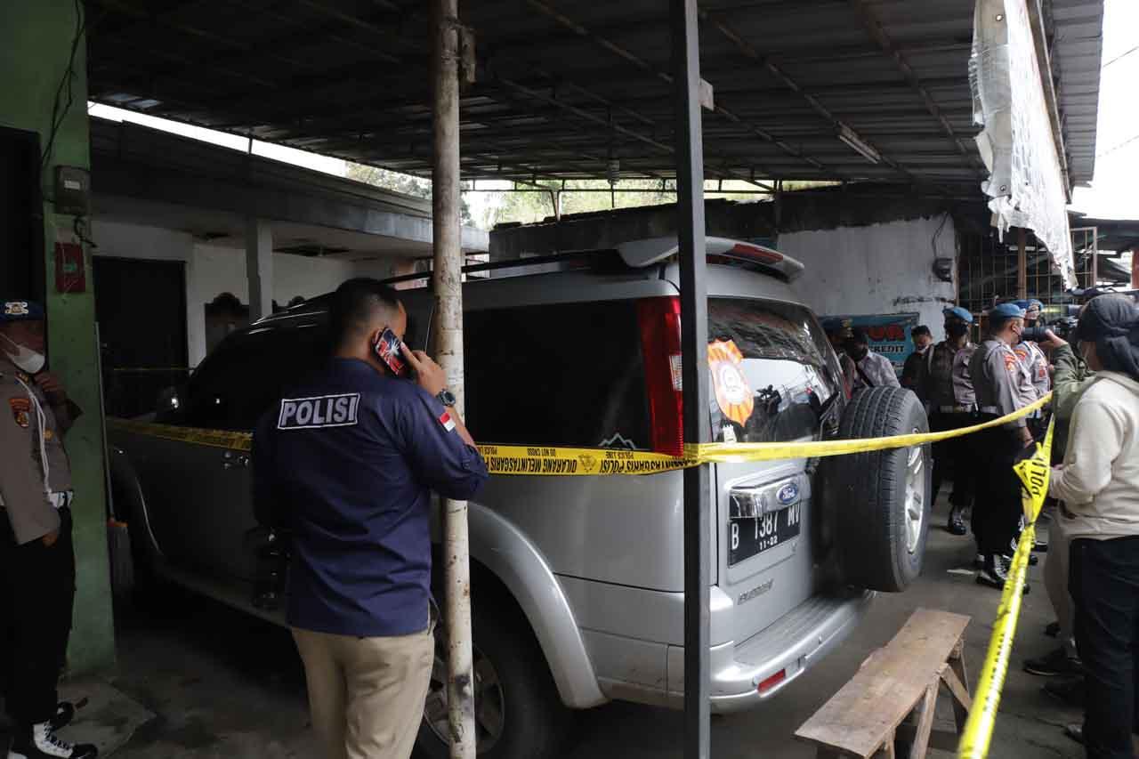 Puluhan Polisi Geledah...