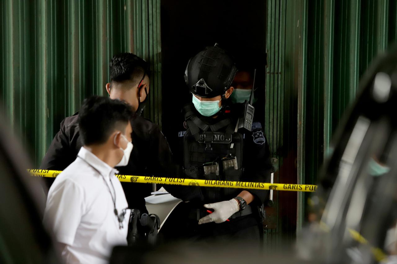 Puluhan Polisi Geledah...