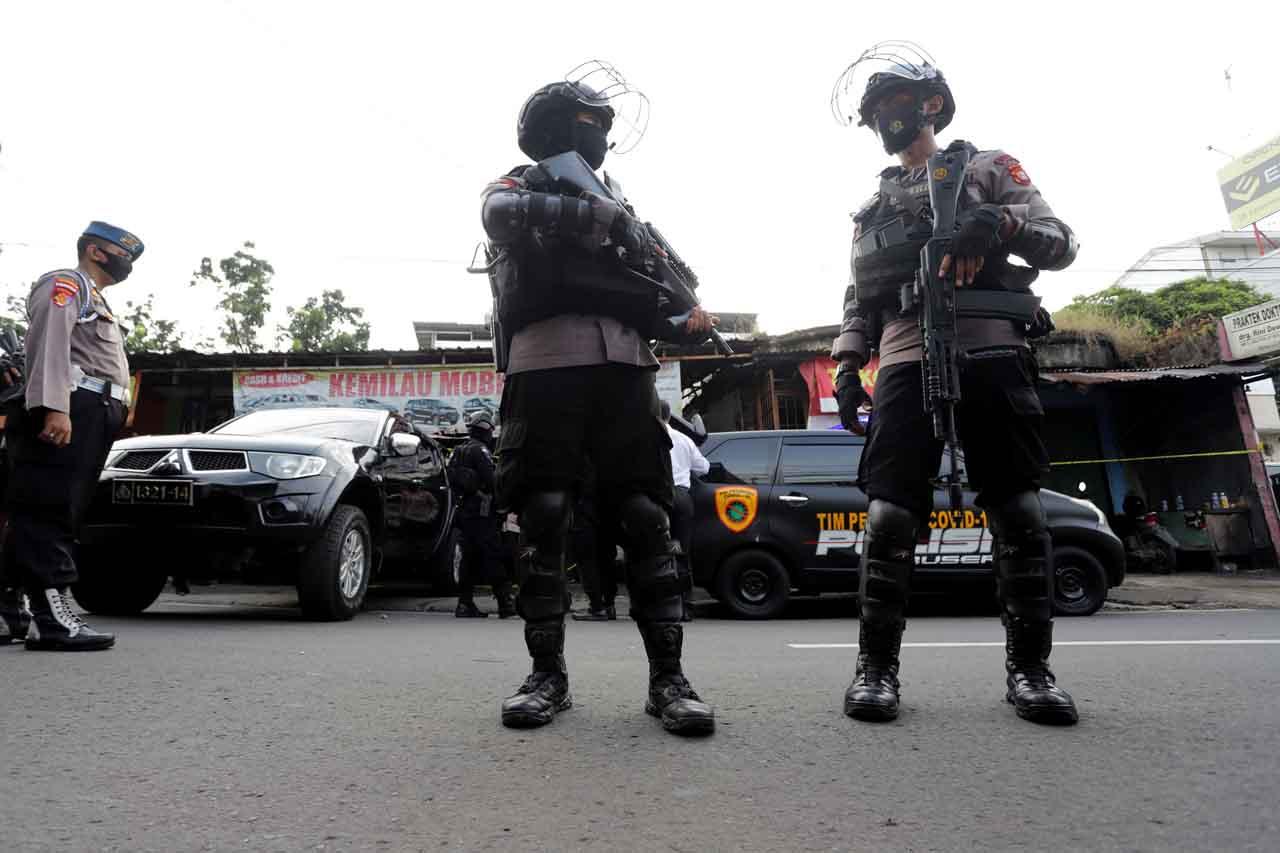 Puluhan Polisi Geledah...