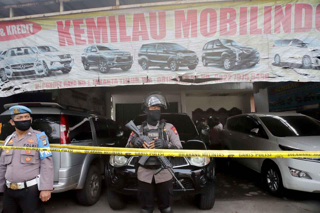 Puluhan Polisi Geledah...