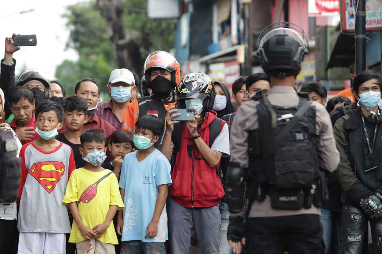 Antusias Warga Tonton...