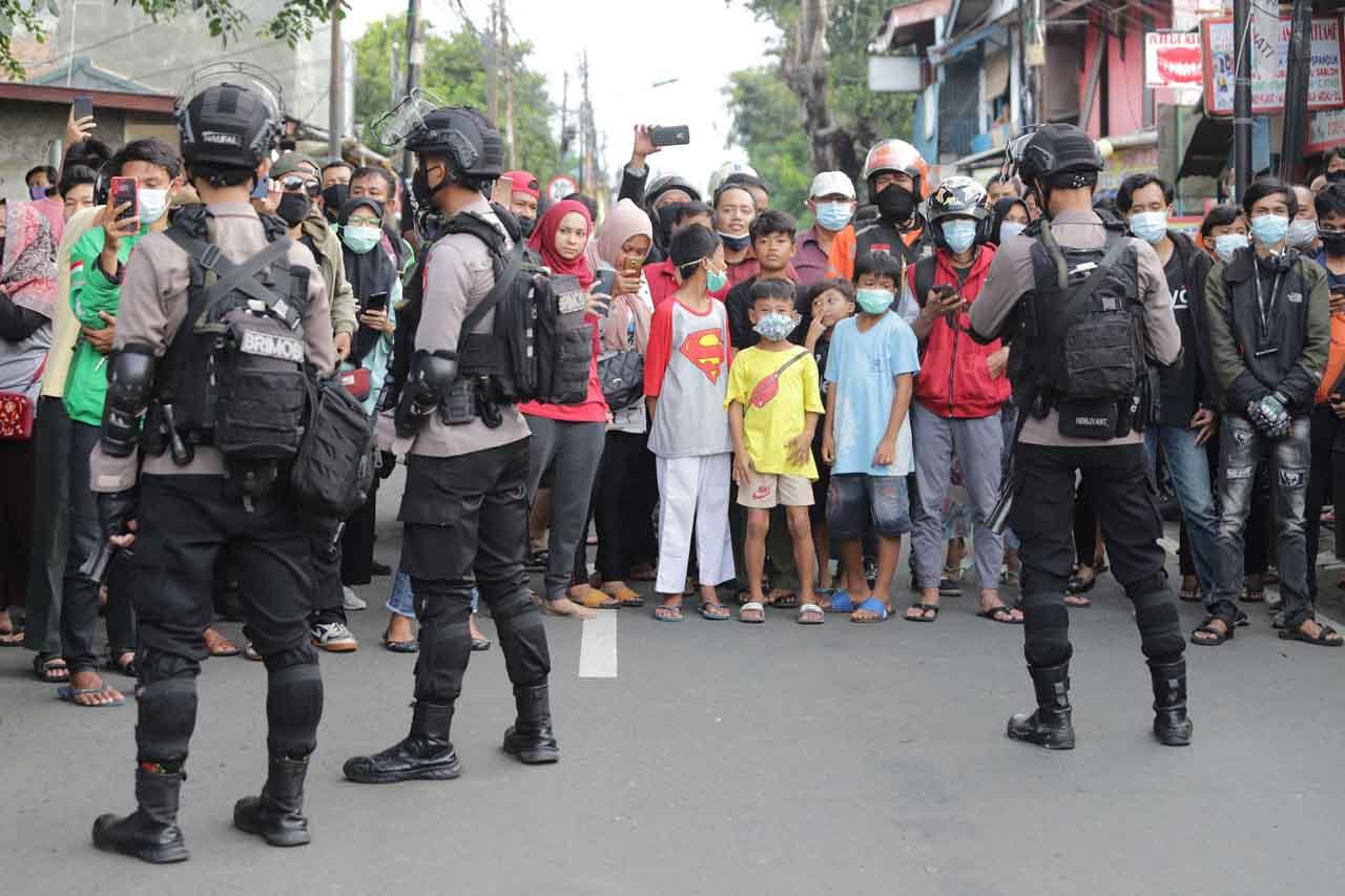 Antusias Warga Tonton...