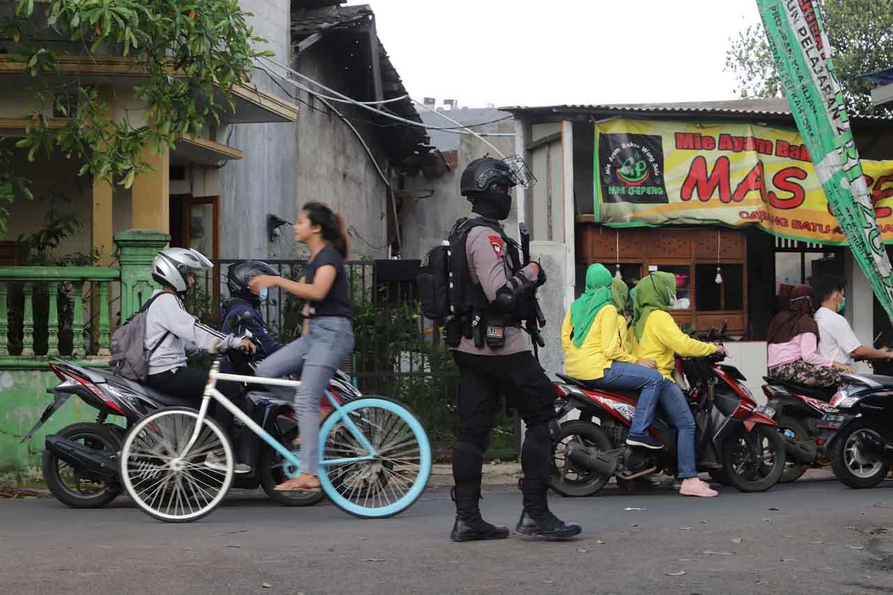 Antusias Warga Tonton...