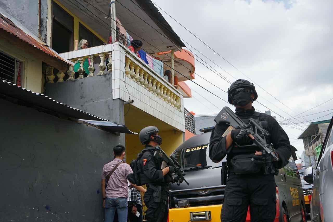 Densus 88 Geledah Rumah...