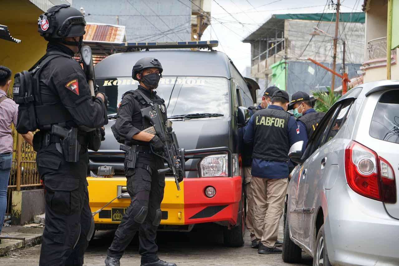 Densus 88 Geledah Rumah...