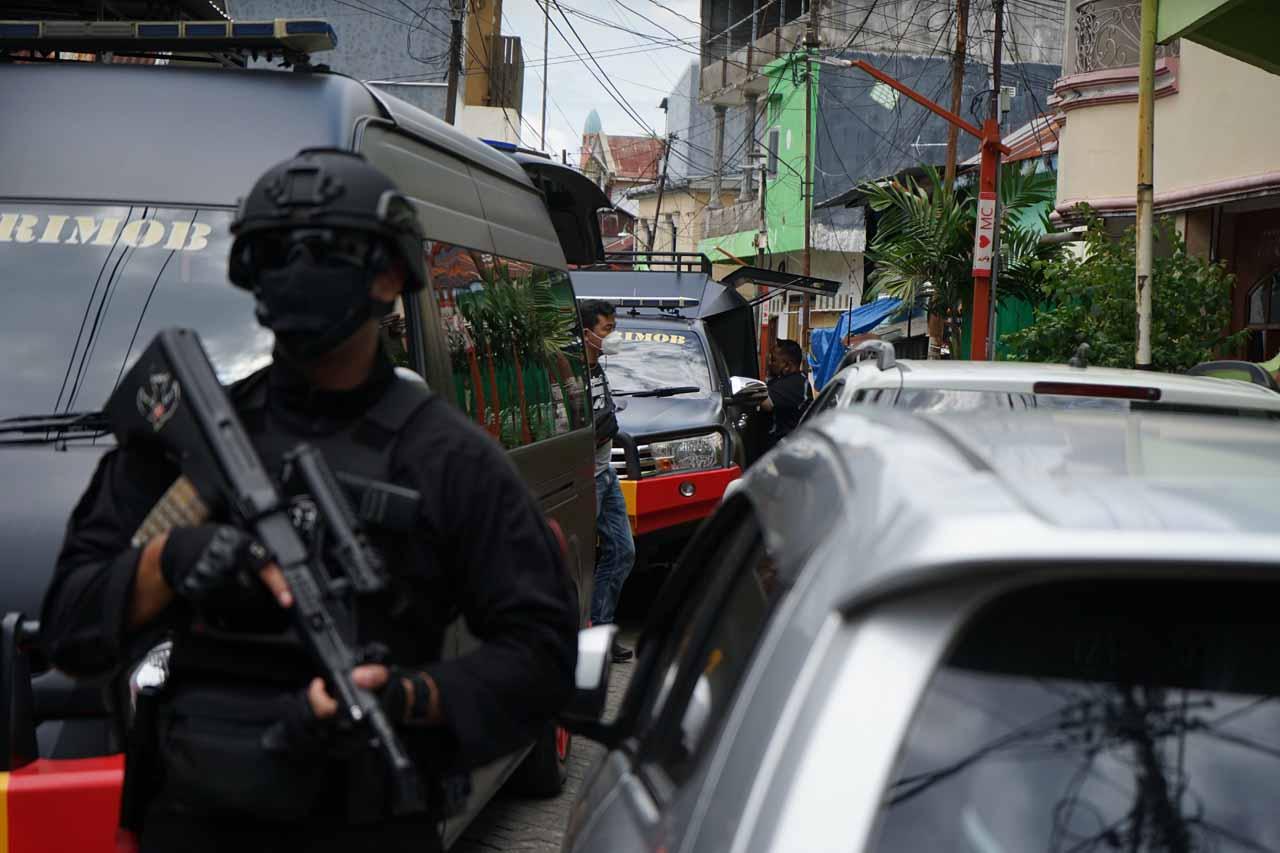 Densus 88 Geledah Rumah...