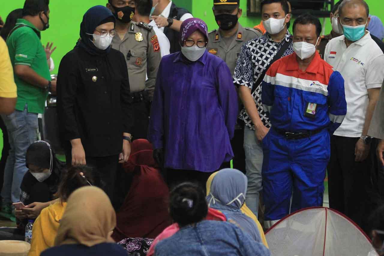 Mensos Kunjungi Pengungsi...