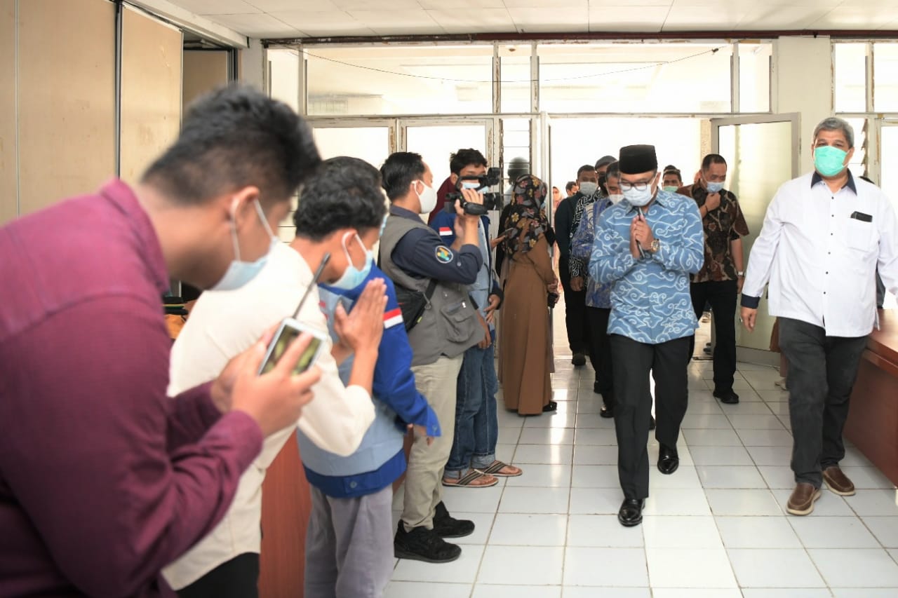 Ridwan Kamil Hadiri...