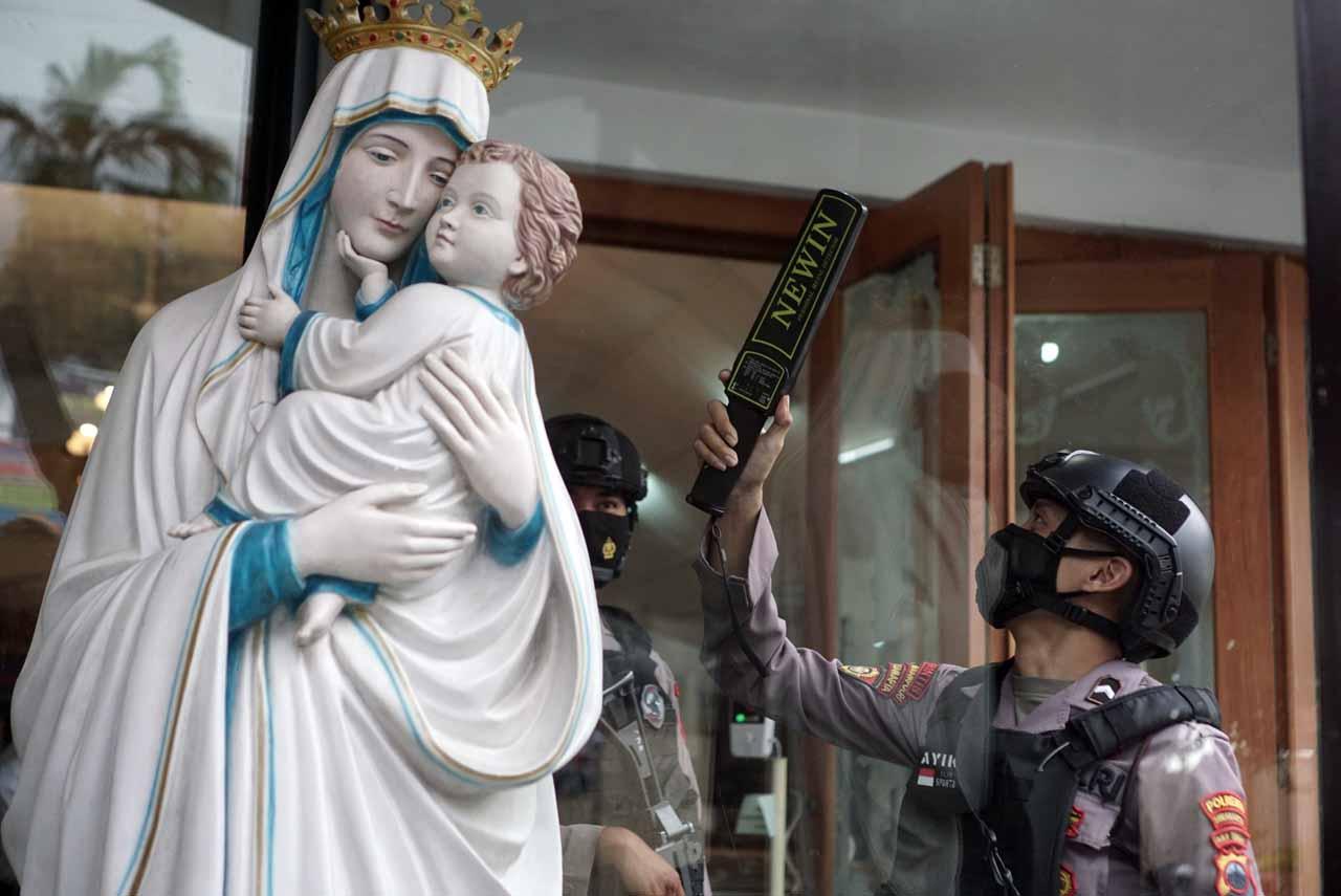 Sterilisasi Gereja Jelang...