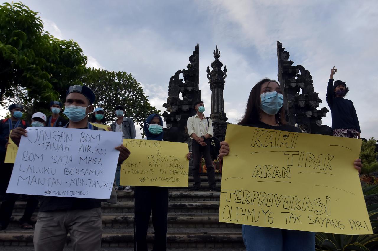 Mahasiswa Gelar Aksi...