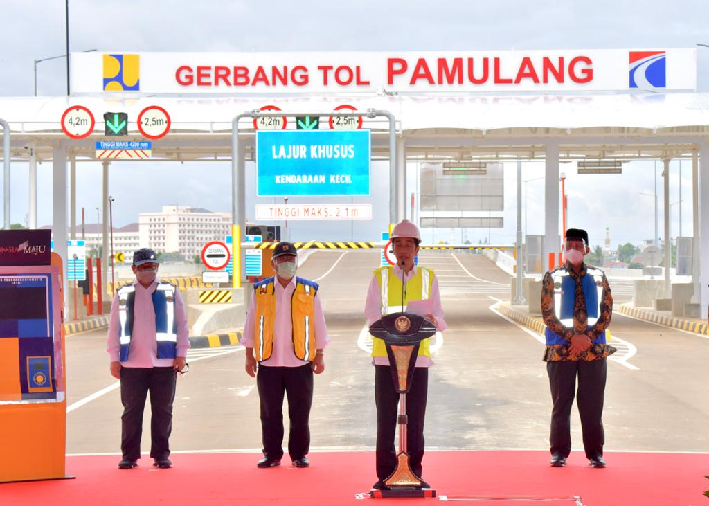 Jokowi Resmikan Tol...