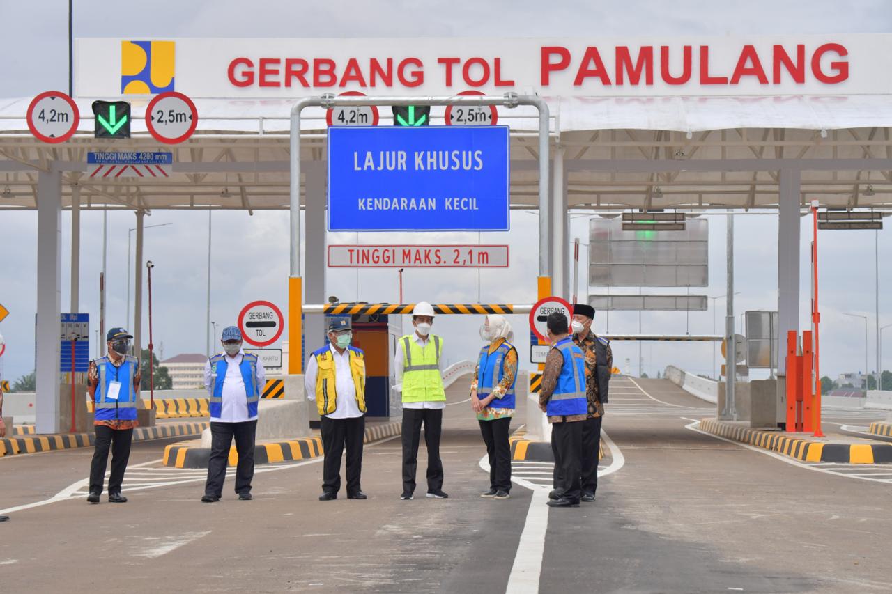 Jokowi Resmikan Tol...