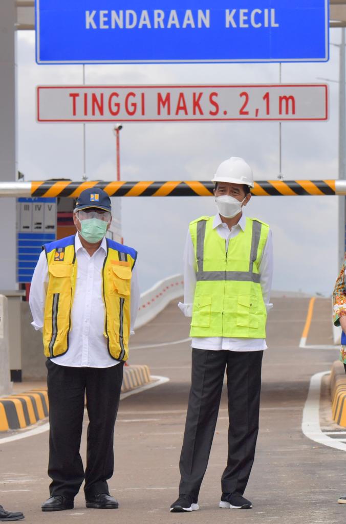 Jokowi Resmikan Tol...