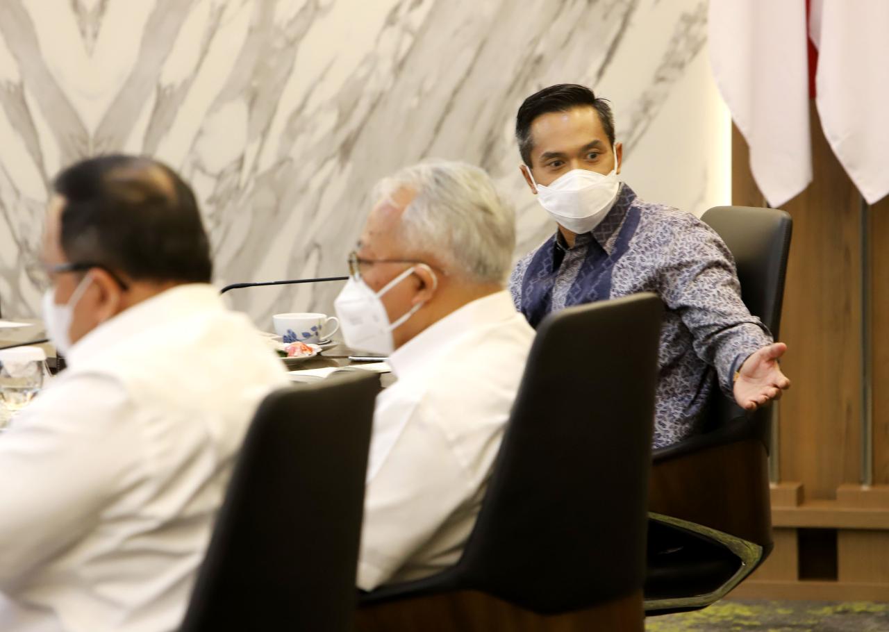 Temui Airlangga Hartarto,...