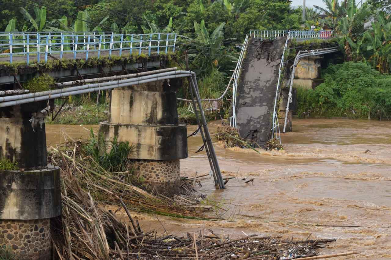 Pilar Diterjang Banjir,...