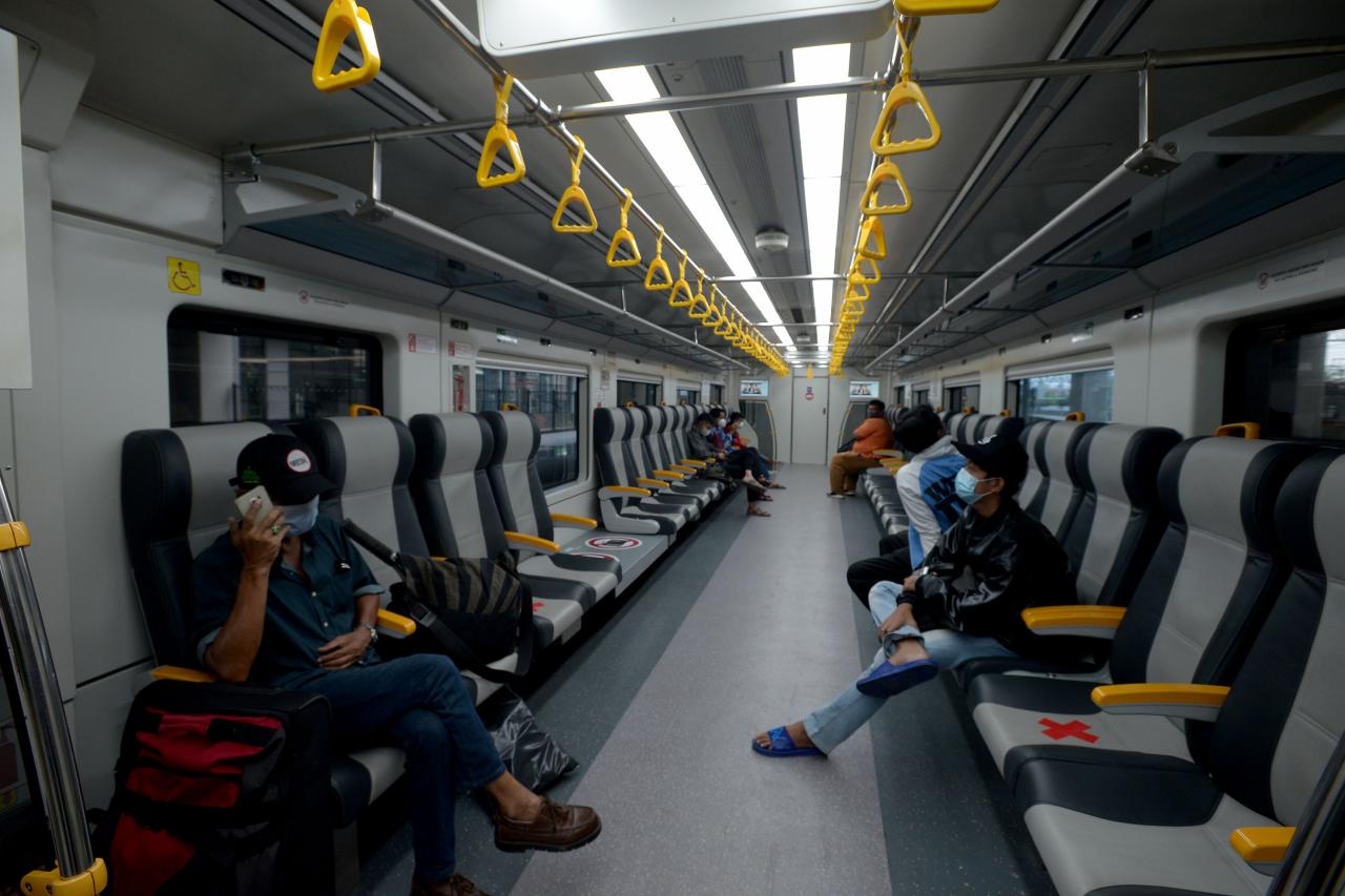 Kereta Bandara Premium...
