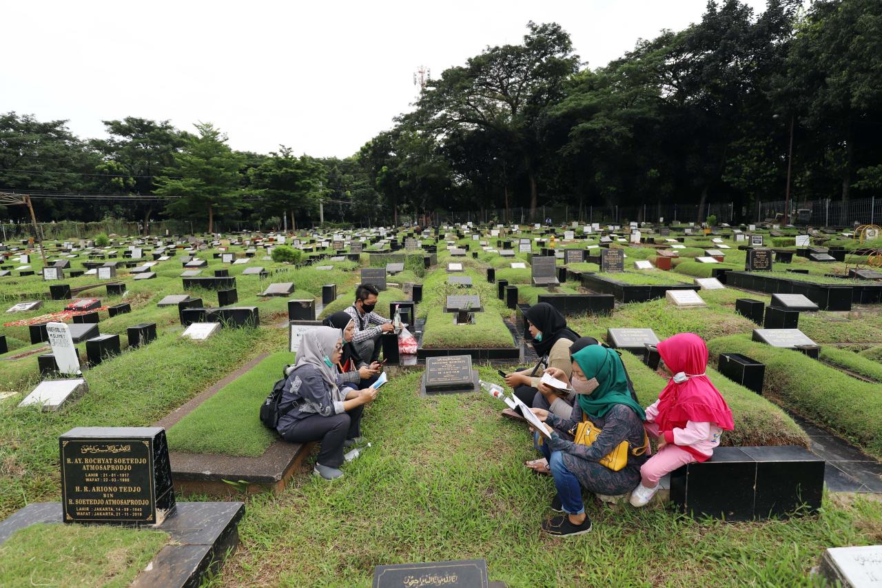 Ziarah Kubur di Tengah...