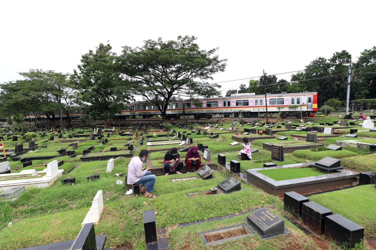 Ziarah Kubur di Tengah...