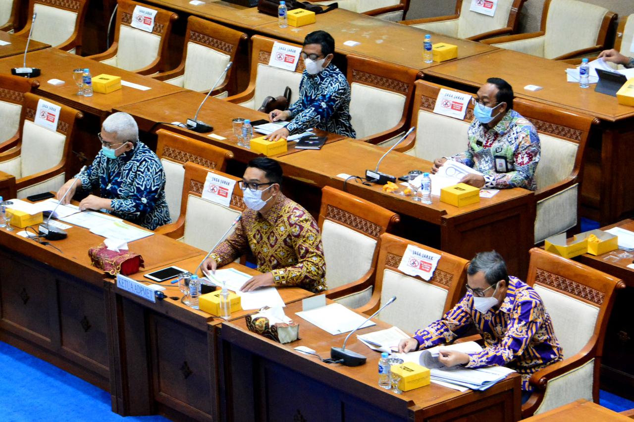 Ridwan Kamil Hadiri...