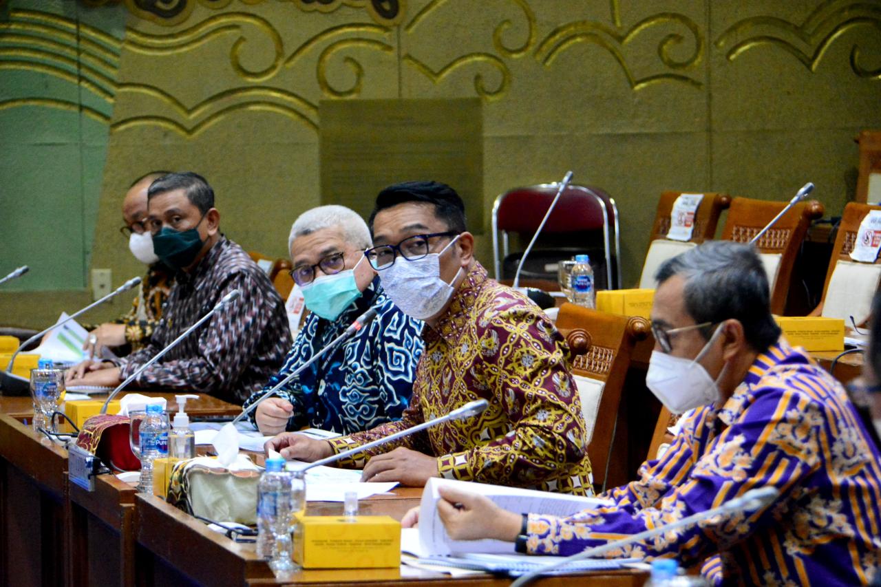 Ridwan Kamil Hadiri...