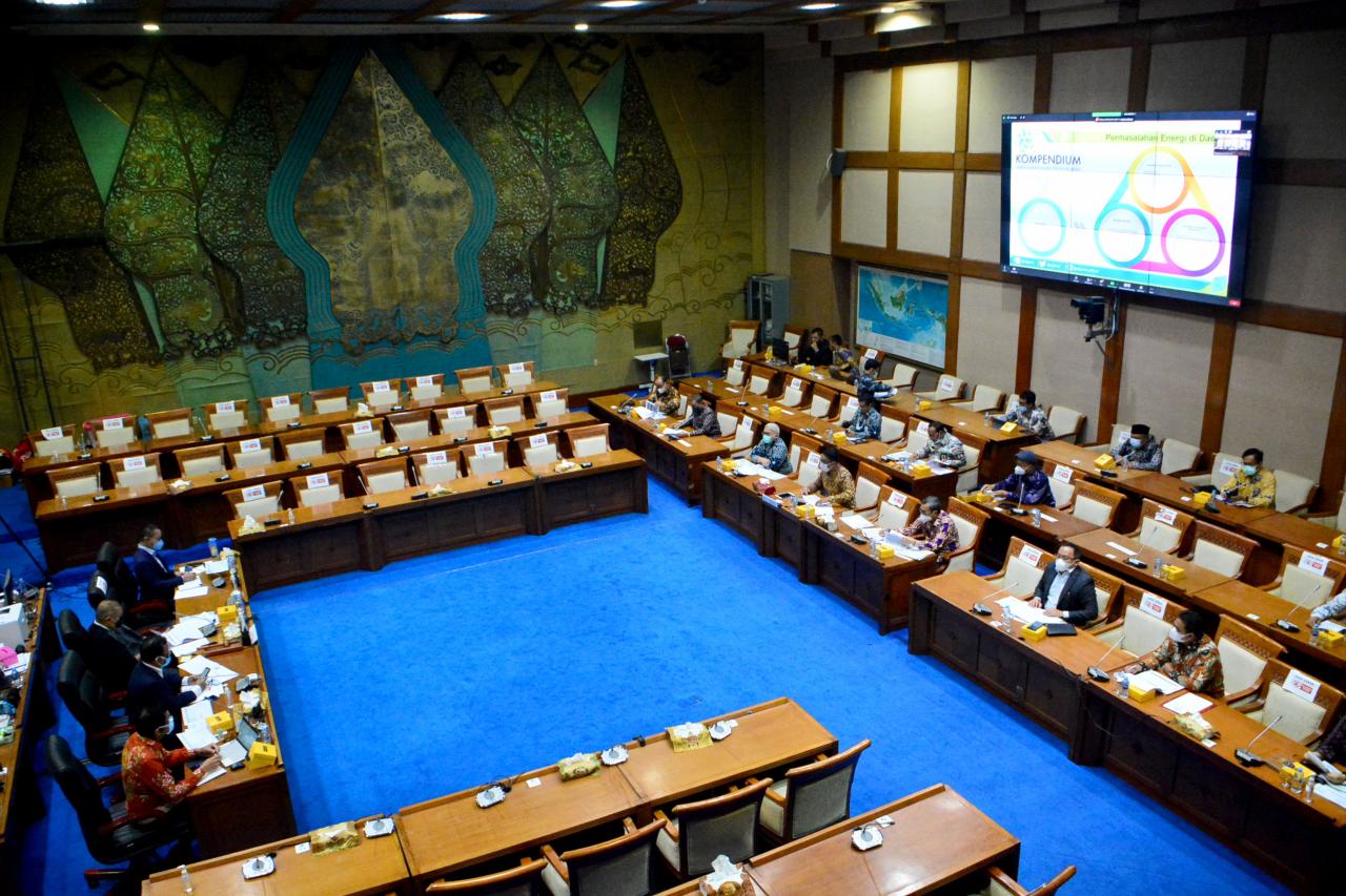 Ridwan Kamil Hadiri...