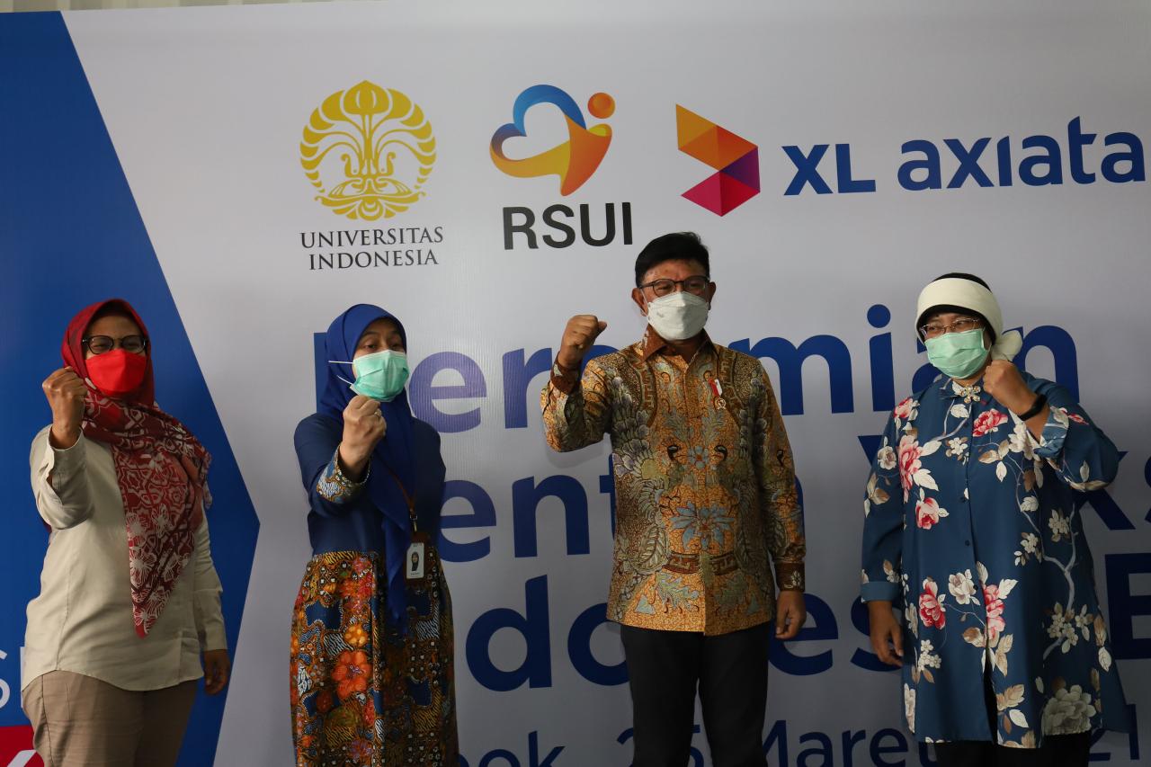 Menkominfo Tinjau Sentra...