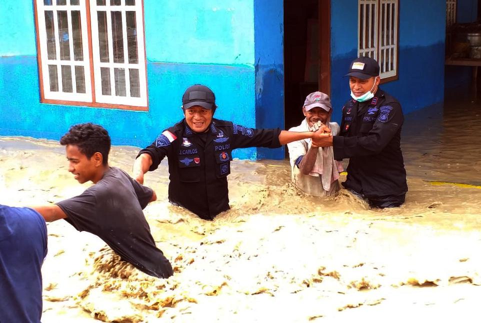 Aksi Polisi Selamatkan...