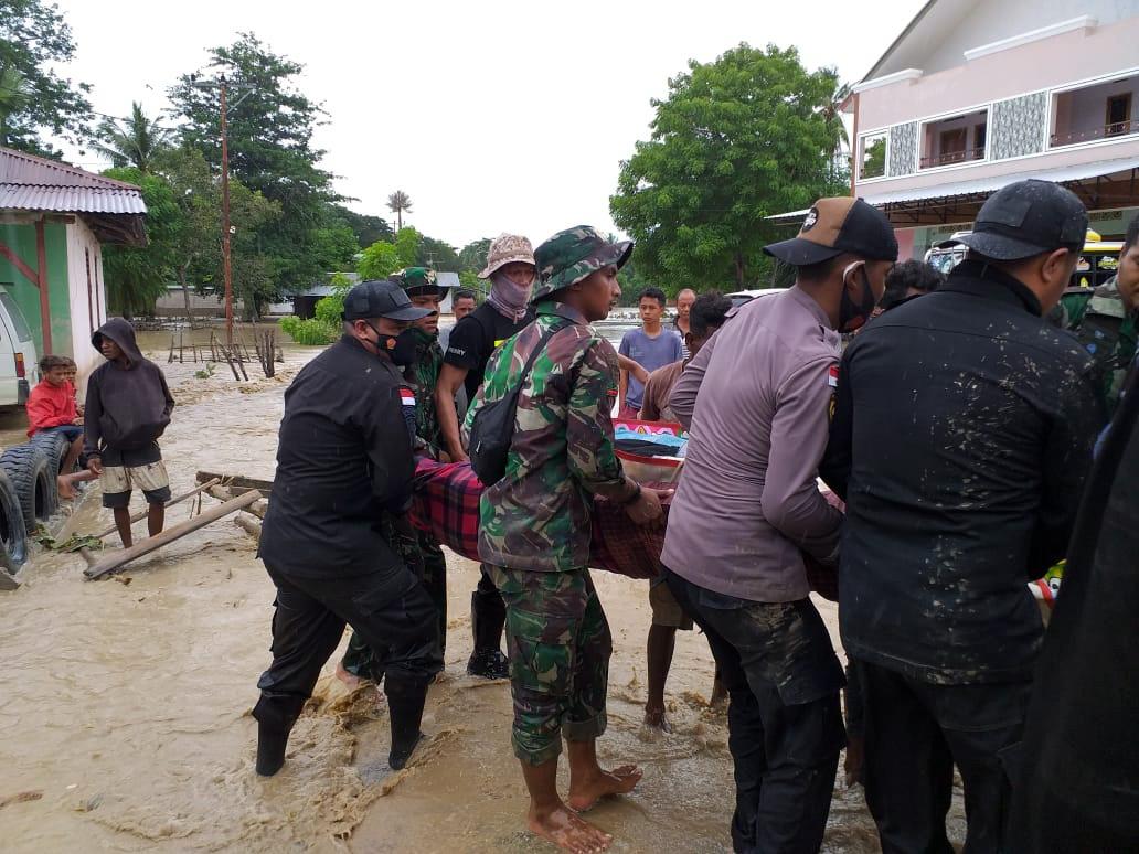 Aksi Polisi Selamatkan...