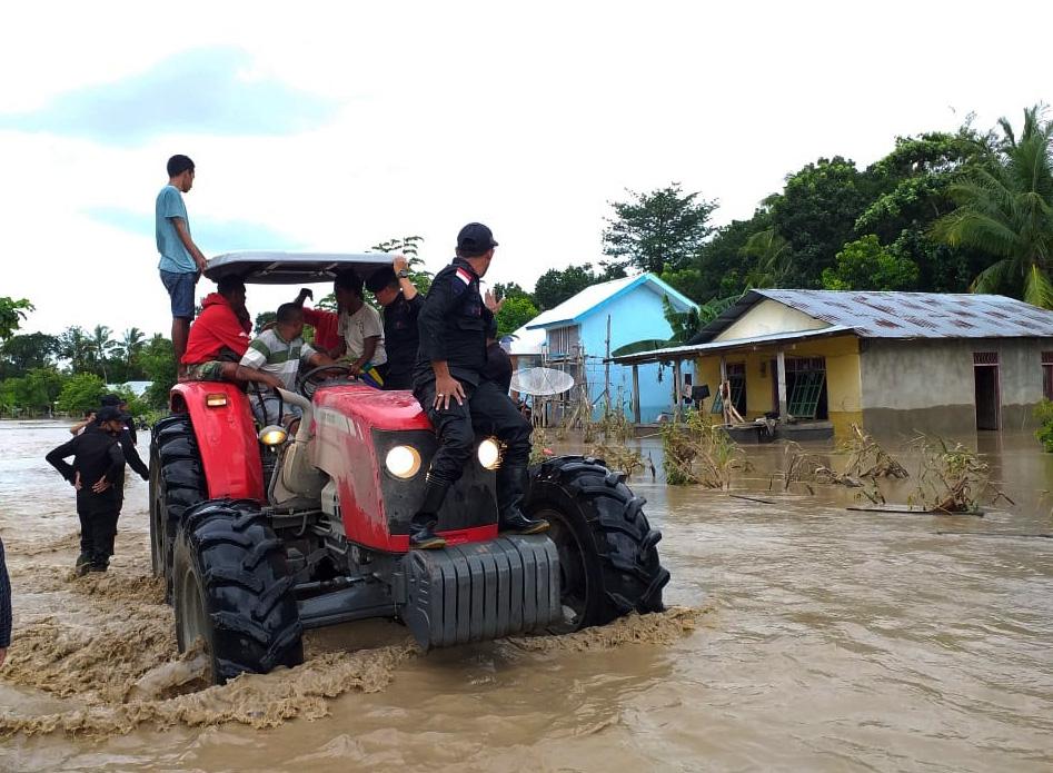 Aksi Polisi Selamatkan...