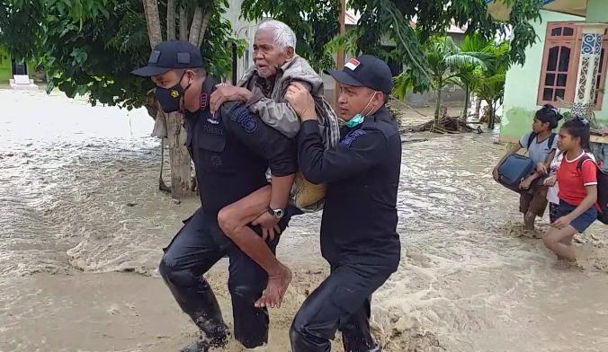 Aksi Polisi Selamatkan...